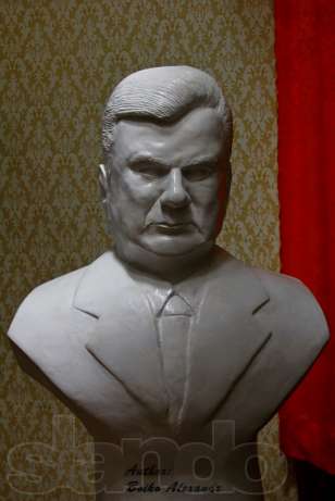 93513325_2_644x461_byust-skulptura-prezidenta-yanukovicha-gips-fotografii