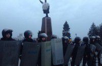 Попытка сноса Ленина: митингующие попытались прорвать кордон милиции