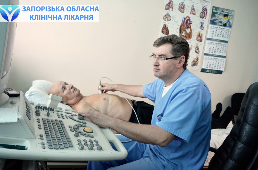 Кардиолог проверяет работу сердца Владимира Аксентьевича с помощью УЗИ аппарата