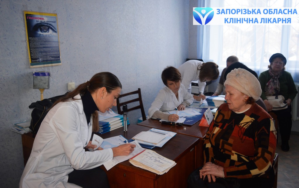 Наталья Унгурян, заведующая центром микрохирургии глаза дает рекомендации пациентке с катарактой