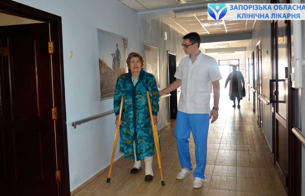 Ортопед клиники дает Валентине Яковлевне рекомендации перед выпиской