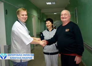 Пациент вместе с женой благодарят Дмитрия Геннадьевича, заведующего отделением ревматологии ЗОКБ за помощь