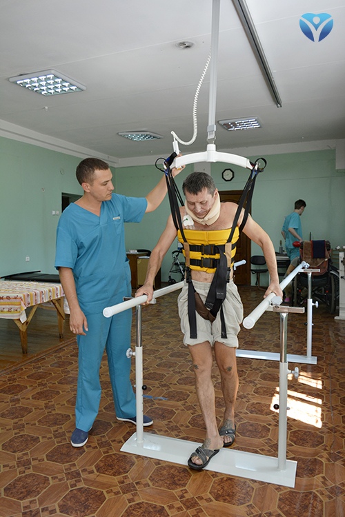 Фото 10 -Пациент отделения нейрохирургии уверенно ходит с помощью модуля активной реабилитации