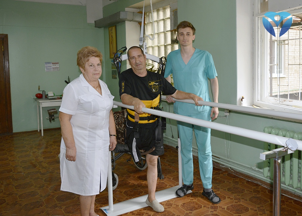 Фото 11 - Счастливый пациент вместе с заведующей отделением реабилитации и реабилитологом