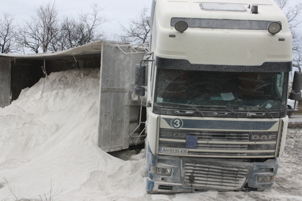 В Запорожской области перевернулся грузовой автомобиль, перевозивший известь