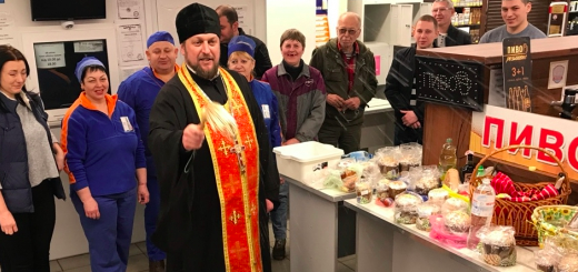 В Запорожской области священники освятили пасхальные куличи прямо в супермаркете