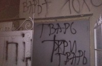 «Сдохни»: В Запорожской области подожгли и обрисовали дом заммэра (Фото)