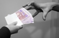 «Что Вы тут делаете?» – запорожца задержали в кабинете следователя со взяткой (Видео)