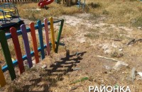 В Запорожской области водитель «Жигулей» снес ограду на новой детской площадке