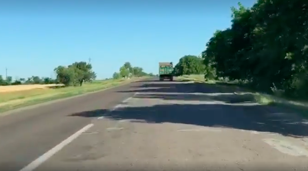 «Не забудьте с собой пару запасок»: киевская журналистка ужаснулась состоянию дороги на Бердянск