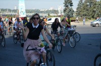По Запорожью на велосипедах проехались десятки девушек в разноцветных платьях (Фото)