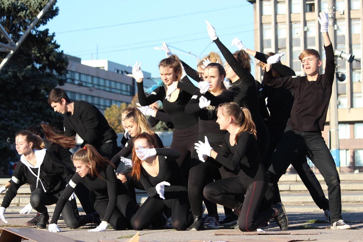 В центре Запорожья при помощи танца митинговали против работорговли (Фото)