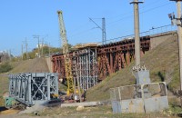 Для ремонта 100-летнего моста под Запорожьем пригонят строительные краны