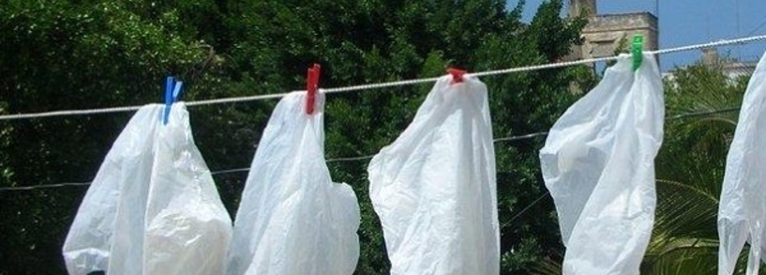 Пакеты стирали и берегли: как запорожцы обходились без такого количества пластика, как сейчас