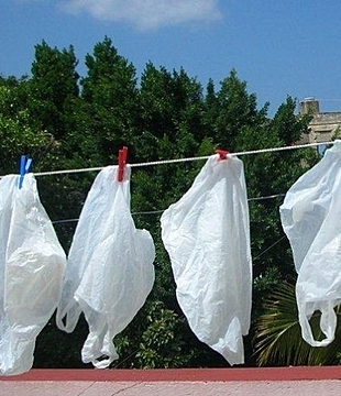 Пакеты стирали и берегли: как запорожцы обходились без такого количества пластика, как сейчас
