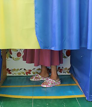 Выборы контрастно вписались в школьную атмосферу: история голосования на одном округе (Фоторепортаж)