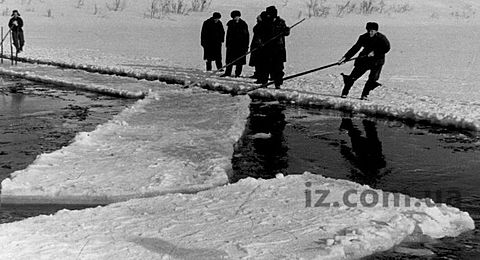 Как в послевоенном Запорожье лед с Днепра заготавливали и продавали