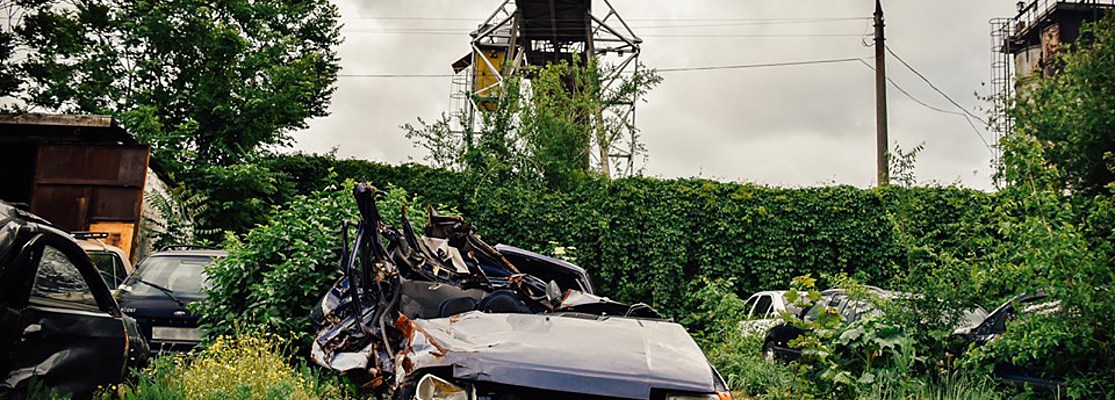 Музей человеческих ошибок: где "доживают" свои дни машины после ДТП (Фоторепортаж)