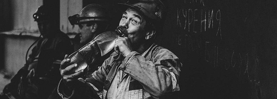Черно-белые будни запорожских шахтеров: фоторепортаж с глубины 940 метров