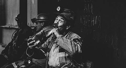 Черно-белые будни запорожских шахтеров: фоторепортаж с глубины 940 метров