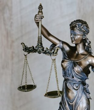 Поліція затримала групу шахраїв, які виманювали гроші у родичів військових