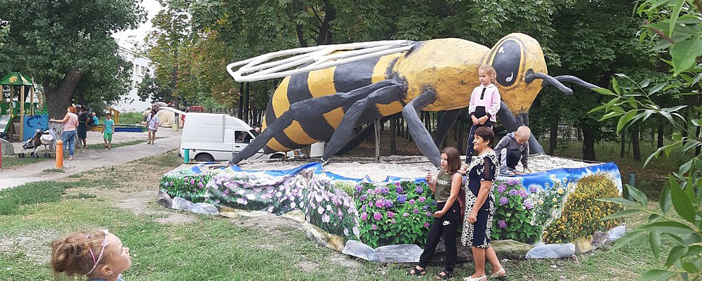 В Запорожской области в центральном парке установили огромный памятник пчеле