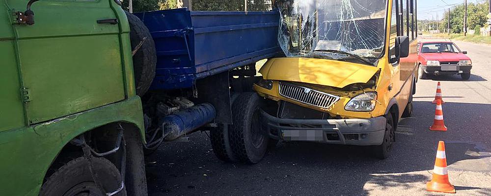 В Запорожье водитель маршрутки спровоцировал тройное ДТП – пострадали 7 пассажирок