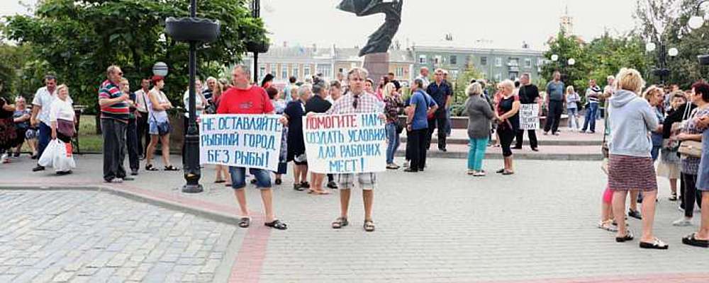В Бердянске вышли на митинг продавцы рынка, из-за которого пострадали 19 человек
