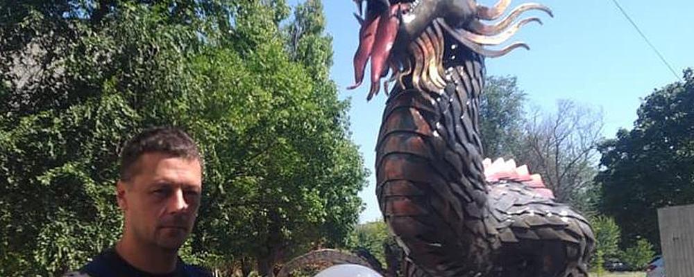 Бердянский кузнец создал двухметрового дракона