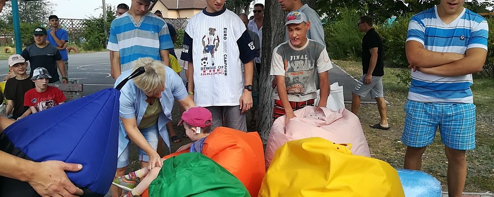 Запорожские школьники вместо цветов купили подарки для интернатовцев с инвалидностью