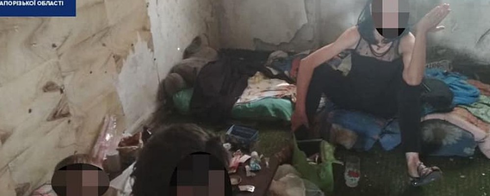 В Запорожье семья с ребенком жила в заброшенном здании среди мусора