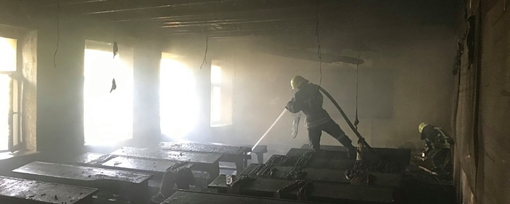В Запорожье горящий университет тушили 50 спасателей