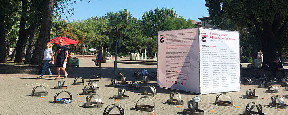 "А они настоящие?": на площади в центре Запорожья установили почти сотню капканов (Фото)