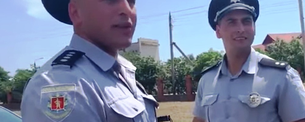 Полицейский, которого уволили после конфликта с водителем, пытается восстановиться в должности