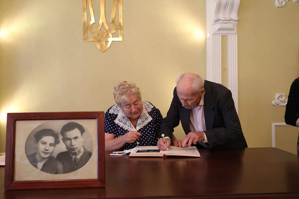 Запорожский мэр стал гостем на свадьбе: семья отметила 60-ую годовщину 