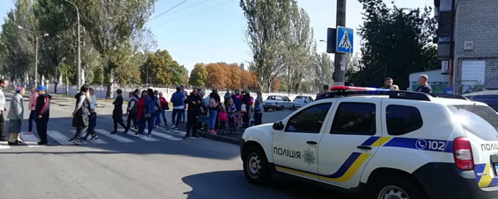 В Запорожье мамы с колясками перекрыли дорогу возле "зебры", где сбили ребенка