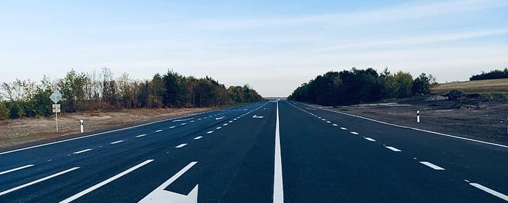 "Рекорд Украины по скорости ремонта дорог": работы на трассе Запорожье-Мариуполь закончили
