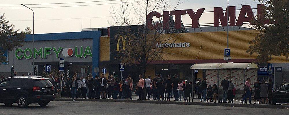 В Запорожье заминировали City mall, рабочих и посетителей срочно эвакуируют (ФОТО)