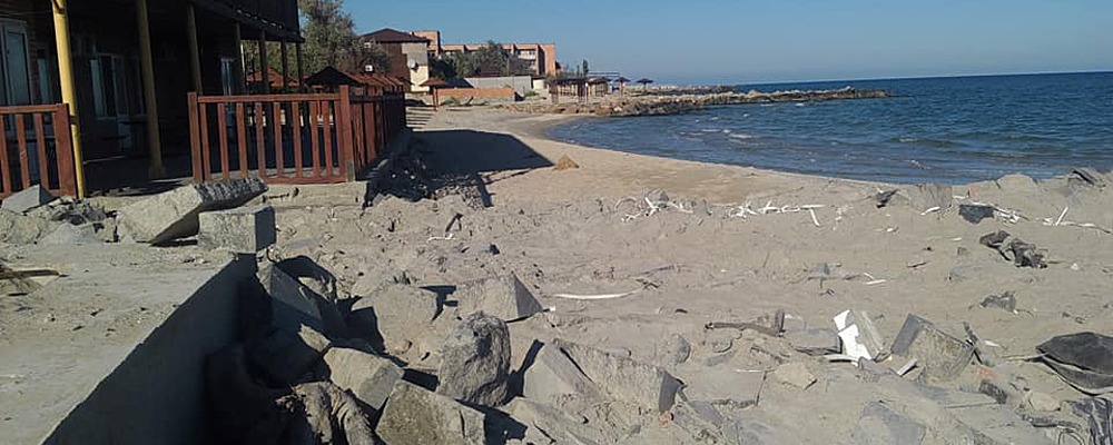 В Бердянске решили «укрепить» пляж строительным мусором