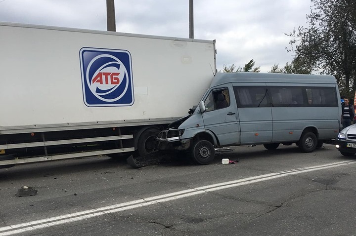 В Запорожье маршрутка врезалась в грузовик: Один человек погиб, восемь - пострадали (ФОТО, ВИДЕО) 