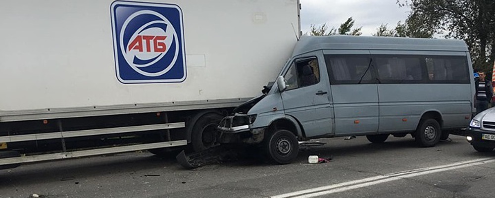 В Запорожье маршрутка врезалась в грузовик: Один человек погиб, восемь - пострадали (ФОТО, ВИДЕО) 