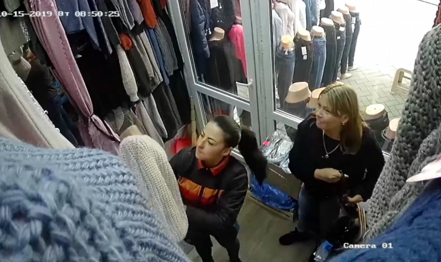 В запорожском магазине покупательница технично украла у продавщицы телефон (Видео)