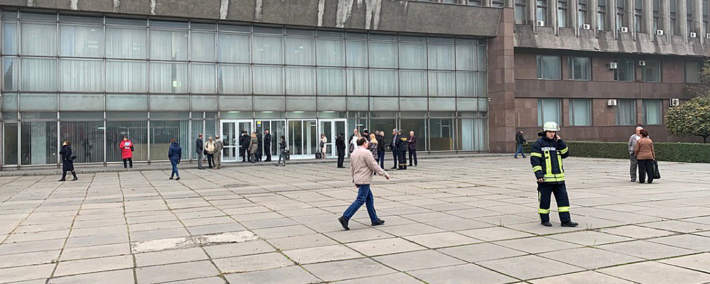 Здание Запорожского облсовета, где проходит сессия, заминировали