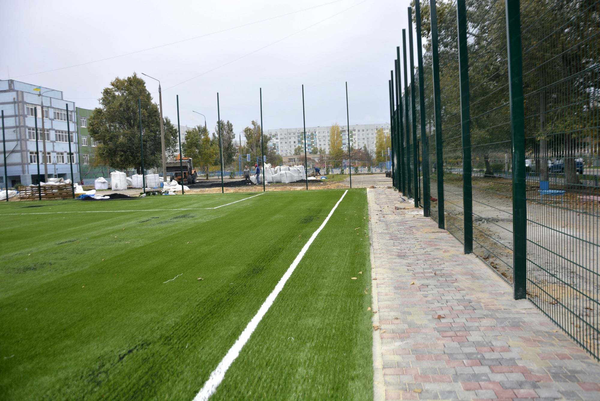 В Энергодаре отремонтируют три школьных стадиона: один уже почти закончили (Фото)