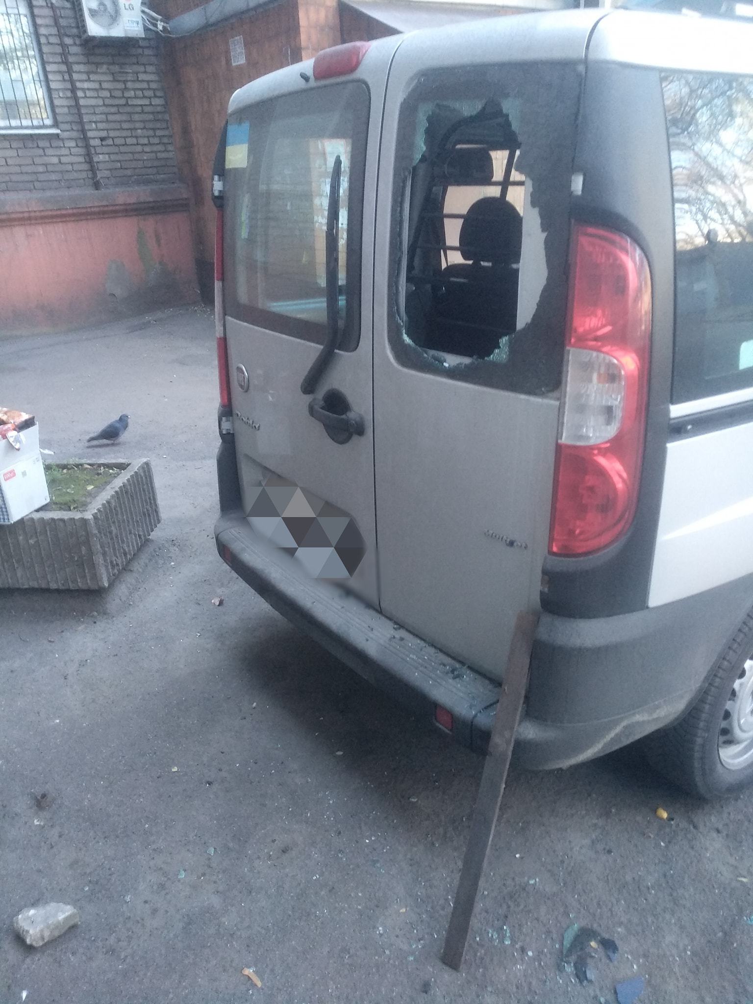 Запорожскому активисту разбили авто, пока он был в кино