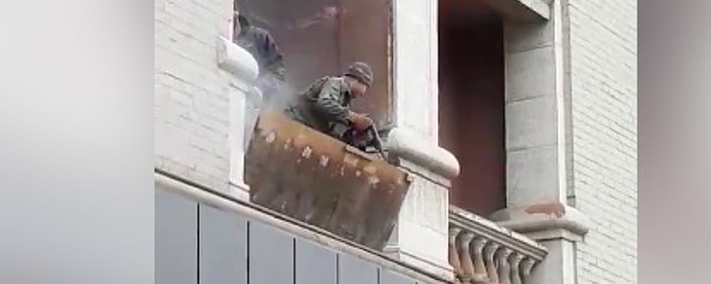 В центре Запорожья ради нового окна рушат балкон памятки архитектуры (Видео)