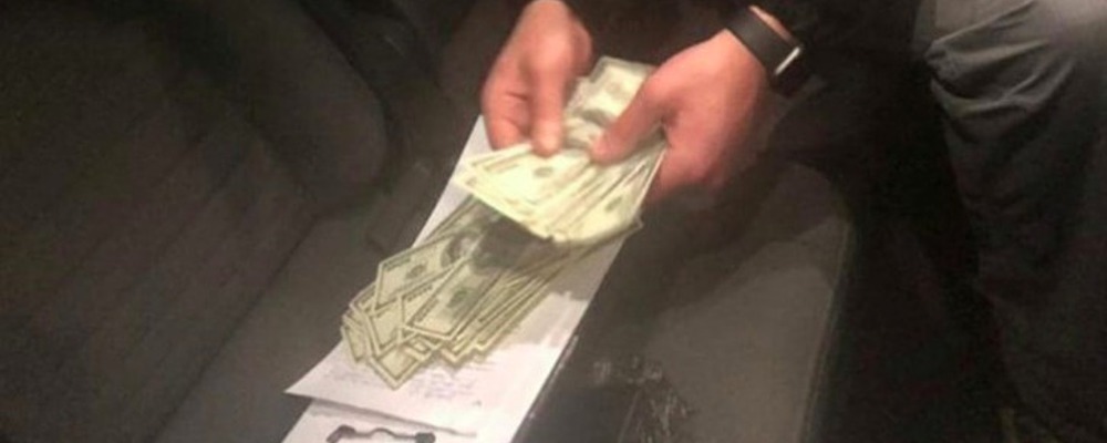 Прокурор из Запорожской области получил крупную долларовую взятку через тестя