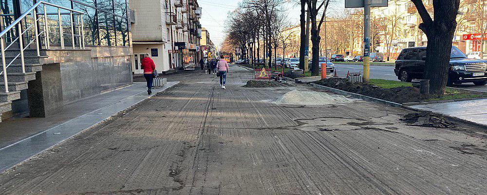 В центре Запорожья возле  "Интуриста" меняют тротуар (Фото)