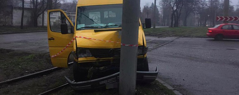 В Запорожье маршрутчик умер за рулем: неуправляемый микроавтобус влетел в столб