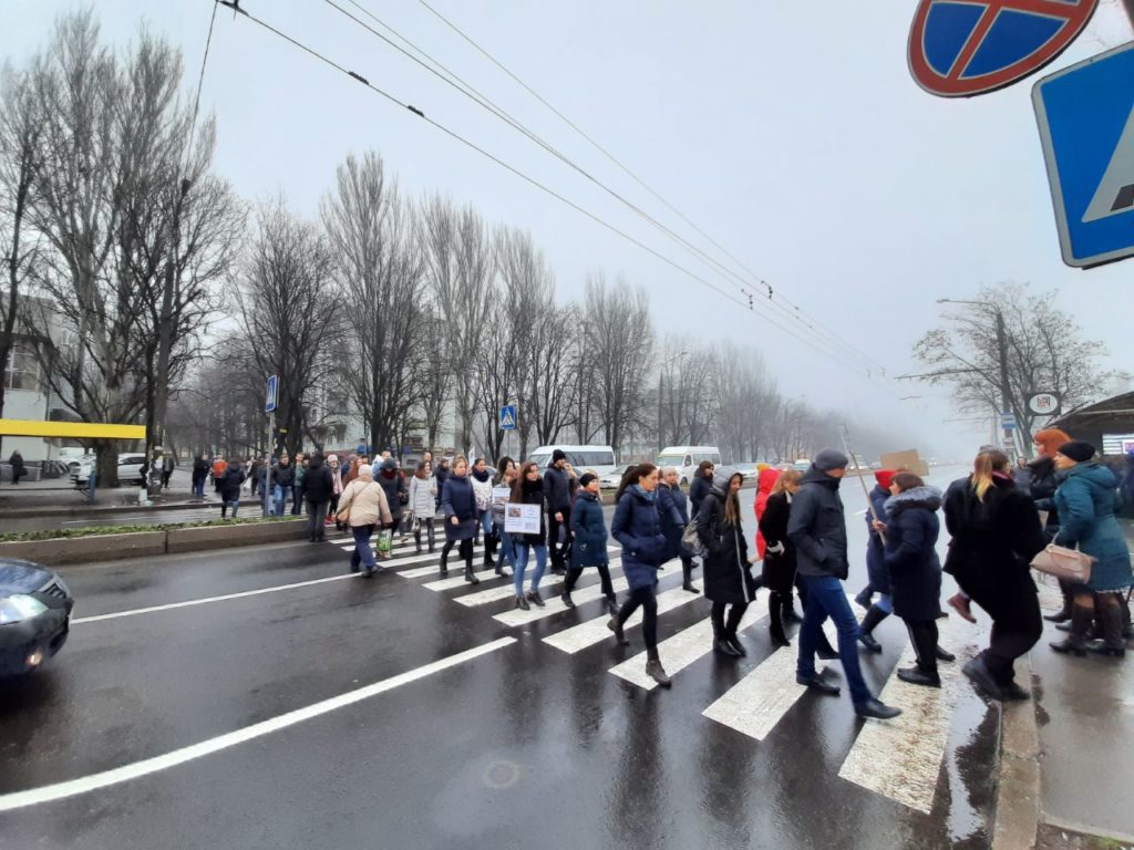 Новости запорожья сегодня. Пикеты на дорогах. Перекрытие дорог на митинге. Перекрытие дорог протестующими. Пешеход, перегородивший дорогу.